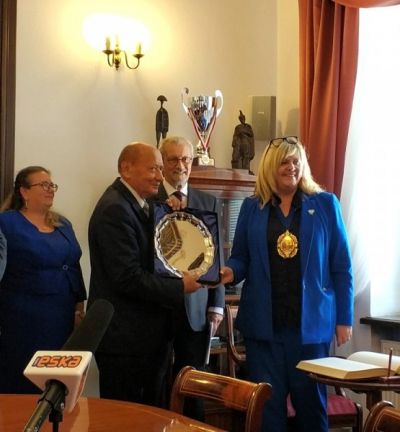 Delegacja Rushmoore w ratuszu